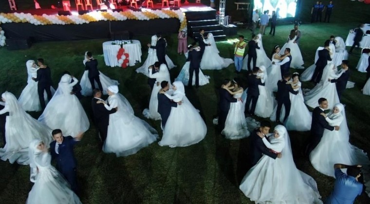Depremzede 100 çift toplu düğün töreniyle dünyaevine girdi