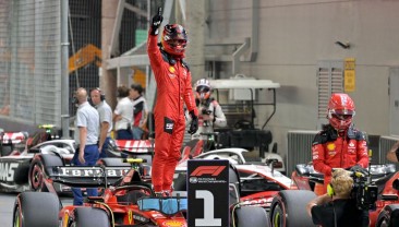 Singapur’da kazanan Carlos Sainz: Verstappen’in serisi sona erdi